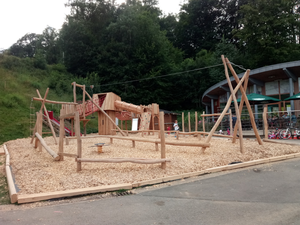 balançoire en bois de robinier, portique balançoire extérieur